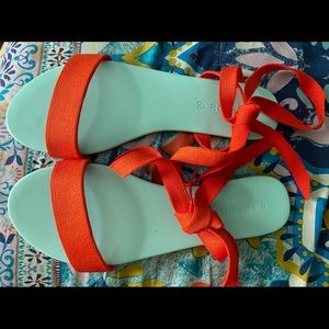 Rothys size 9.5 wrap sandals in Picnic